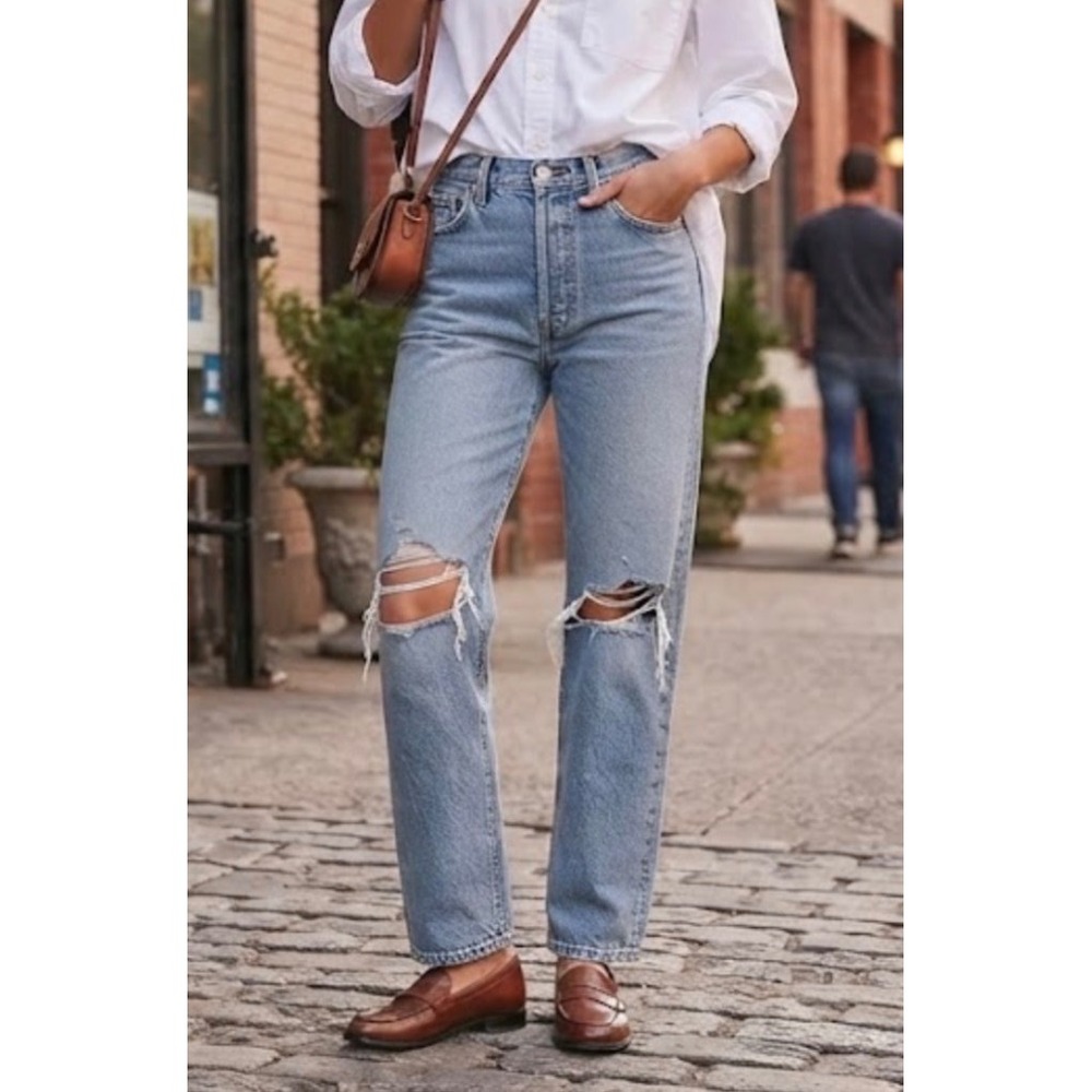 American Eagle Strigid Mom Jeans Light Wash Distressed High Rise Size 6 Regular